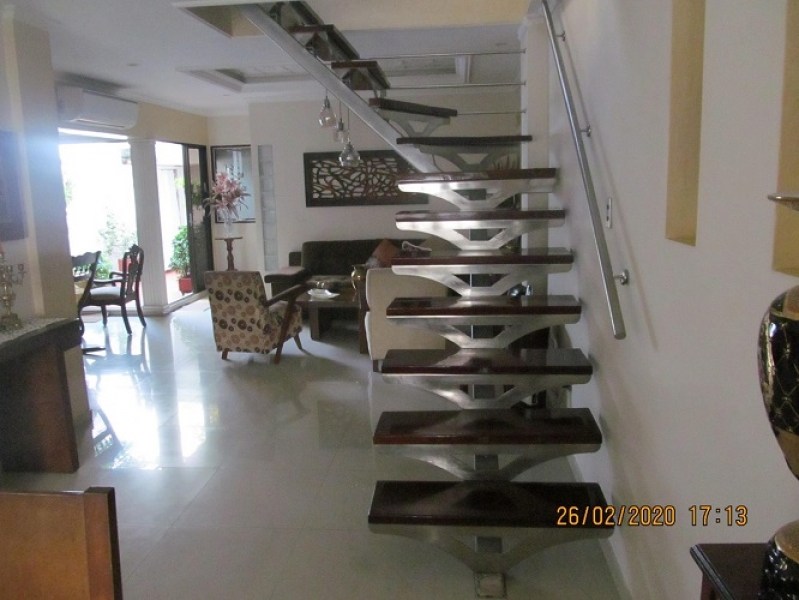 4 - Escalera y sala.jpg